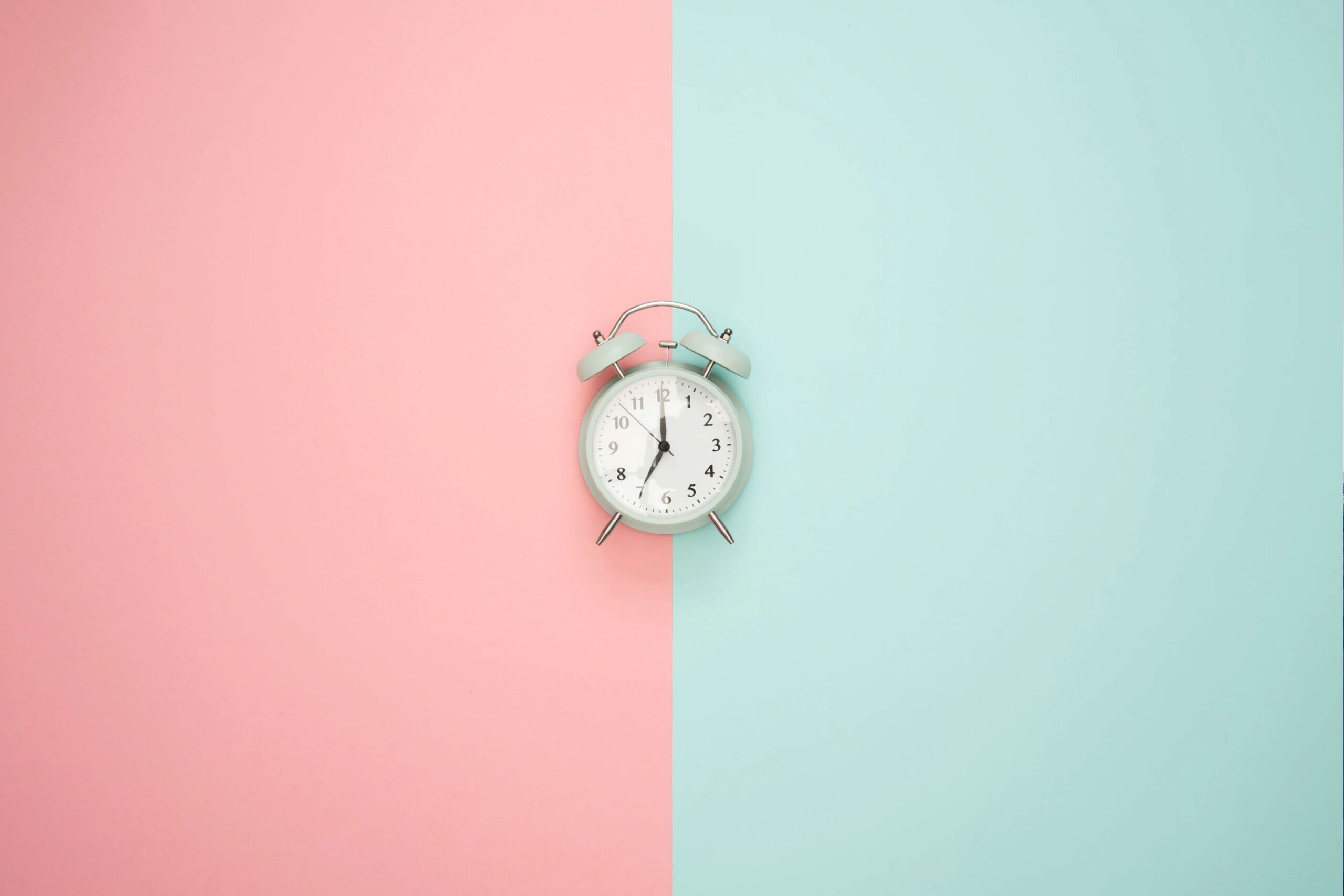 Alarm Clock with Two-Tone Background Alarm Clock with Two-Tone Background